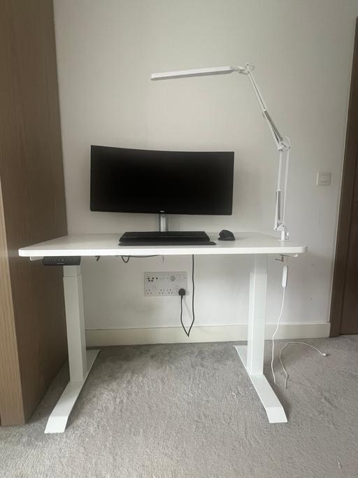 Buy & Sell Wapping East London - Photos for Monitor and standing desk