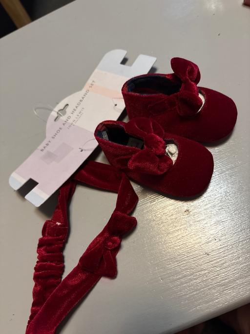 Buy & Sell Duckmanton Chesterfield - Photos for Baby shoes with head band
