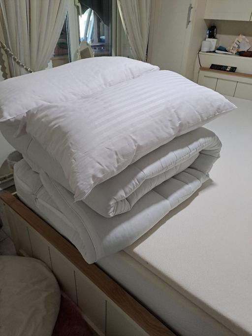 Buy & Sell Bloxwich Walsall - Photos for 1. redouble matress protector and 2 pillows