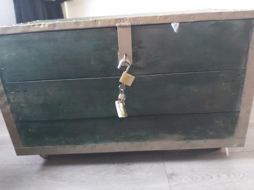 Buy & Sell Herne Hill South East London - Photos for LARGE GREEN AND GOLD VINTAGE CHEST