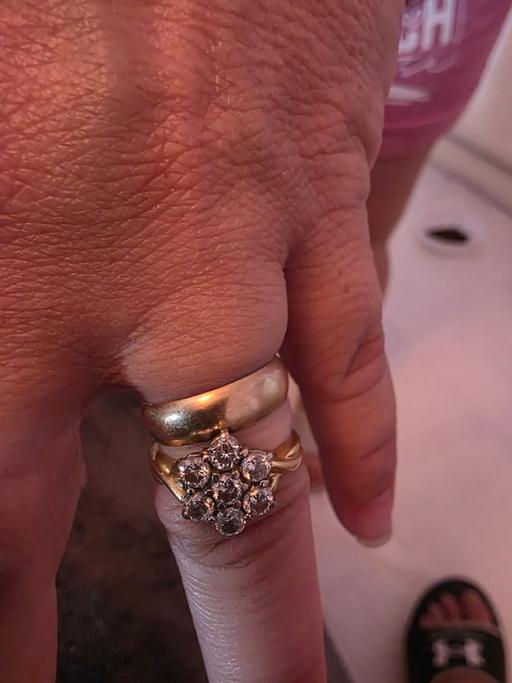 Buy & Sell Langley New Forest - Photos for 18 ct gold caret of real diamonds ring