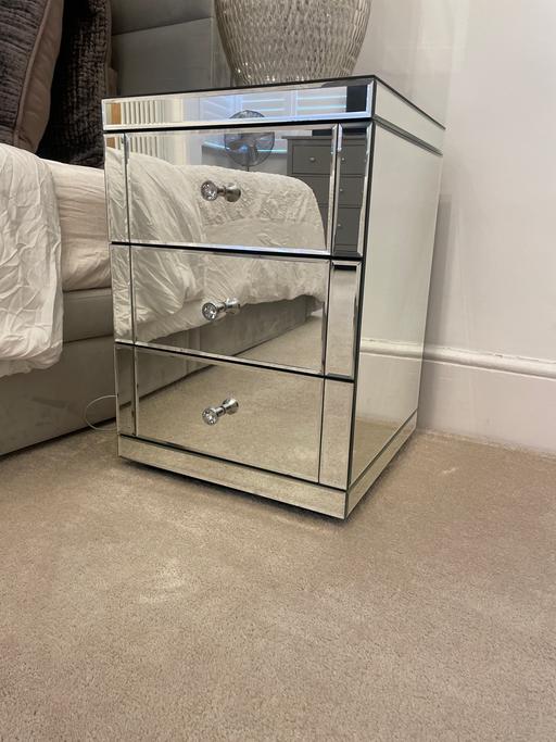 Buy & Sell South Croydon Croydon - Photos for Mirrored Bedside Table