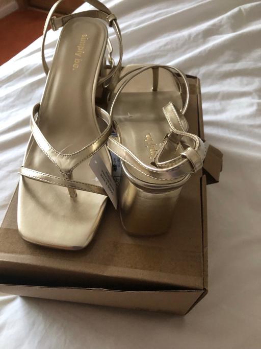 Buy & Sell Horn Park South East London - Photos for Gold block heel sandals .size8
