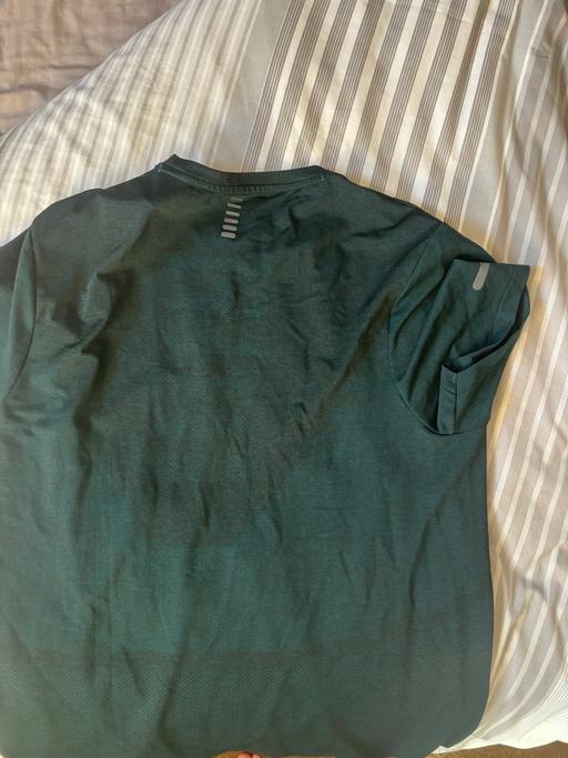 Buy & Sell Burton Joyce Gedling - Photos for Under armour dark green gym top