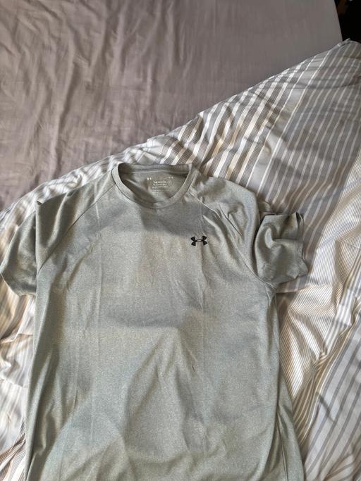 Buy & Sell Burton Joyce Gedling - Photos for Grey and black under armour gym top