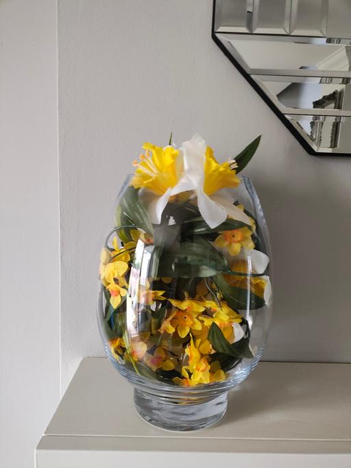 Buy & Sell Scholes Rotherham - Photos for Large glass vase with artificial flowers
