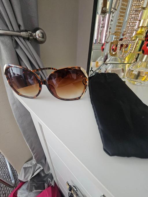 Buy & Sell Newton Doncaster - Photos for Tortoiseshell style sunglasses and case.