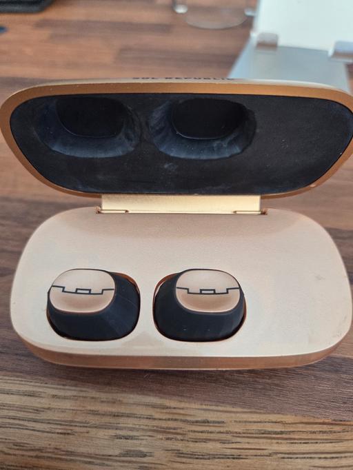 Buy & Sell Barbican Central London - Photos for Sol Republic self charging earbuds.