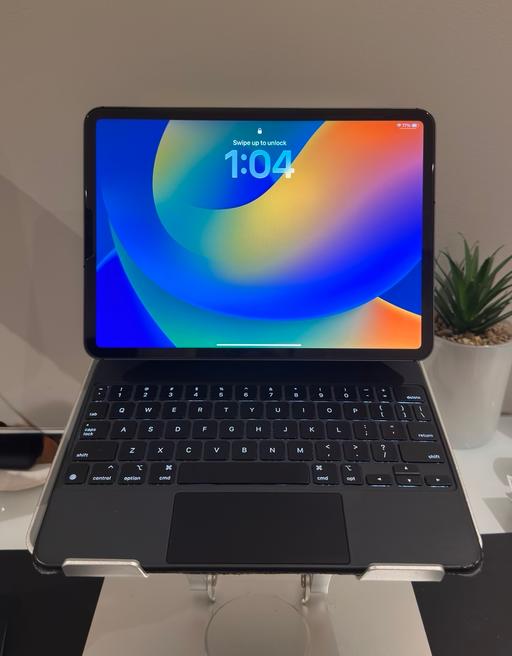 Buy & Sell Stockwell South West London - Photos for IPad Pro 11” 2nd Gen WiFi + 4G & Keyboard!