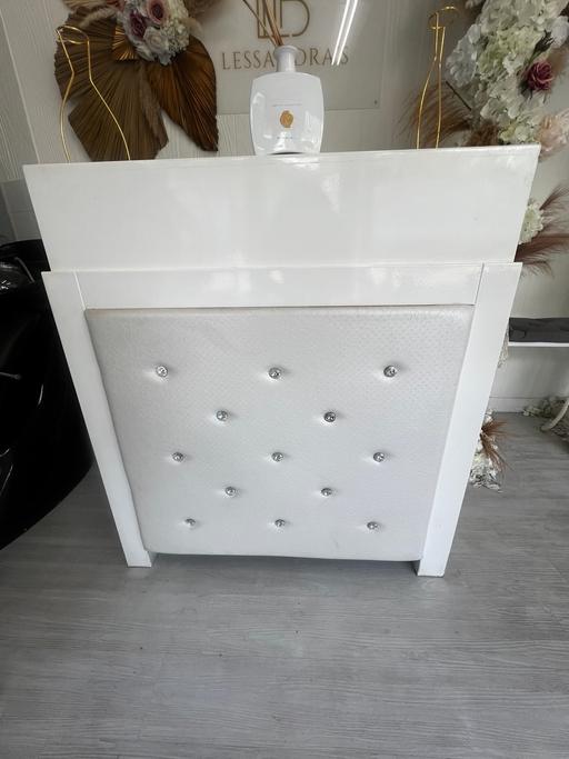 Buy & Sell Croydon Croydon - Photos for Padded Reception Desk – Diamond Button Finish
