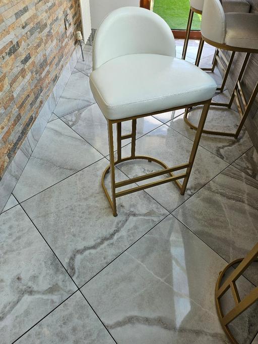 Buy & Sell Waterloo Central London - Photos for 4 x White/Gold Faux leather Stools