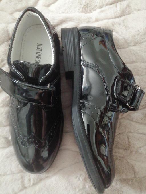Buy & Sell Heath Town Wolverhampton - Photos for New black patent child's shoes size 29