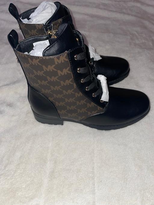Buy & Sell Islington North London - Photos for Michael Kors boots