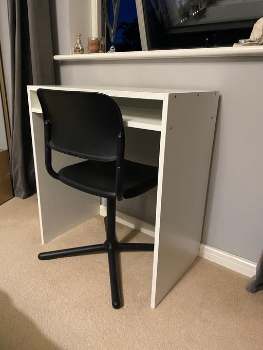 Buy & Sell Bedford Park West London - Photos for Small Desk & Chair Set