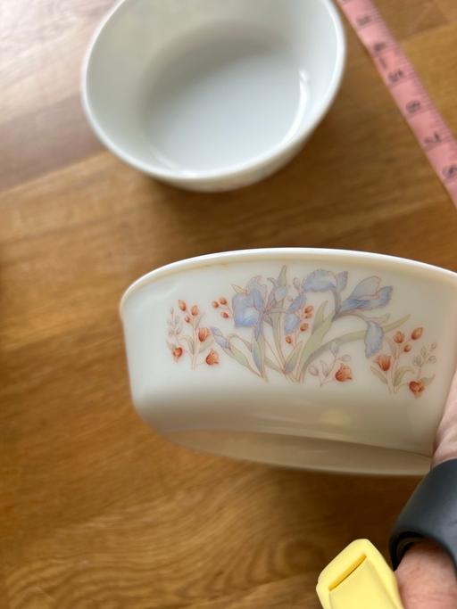 Buy & Sell Minworth Trade Park Birmingham - Photos for Two vintage Pyrex ‘blue iris ‘ dishes