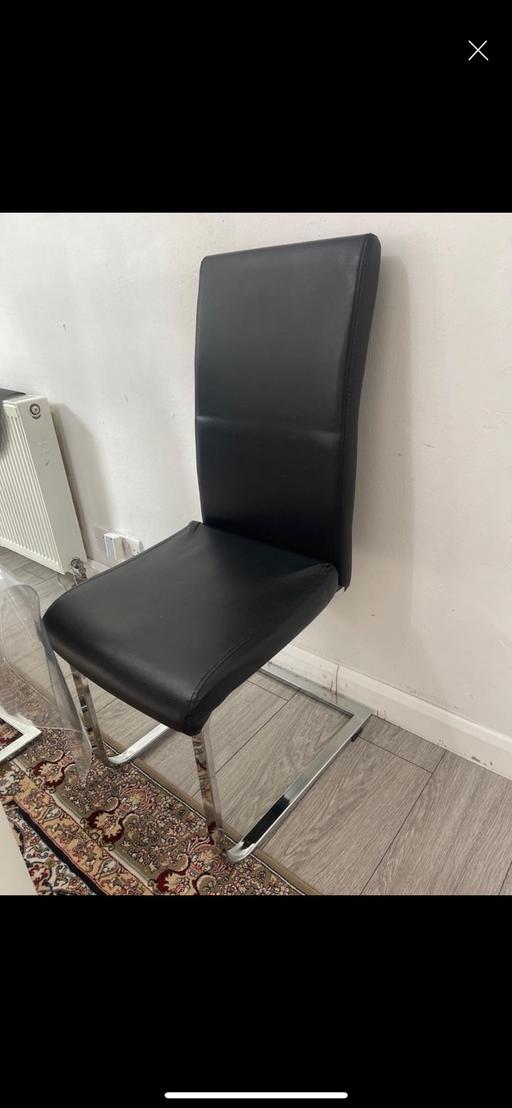 Buy & Sell London Luton Airport Luton - Photos for Dining table with 8 chairs