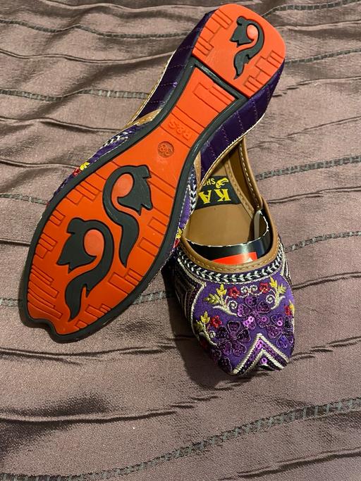 Buy & Sell Carlton Gedling - Photos for Purple embroidered khussa / jutti