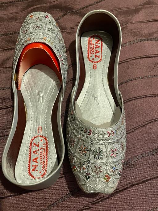 Buy & Sell Carlton Gedling - Photos for Silver size uk 5 embroidered khussa /jutti