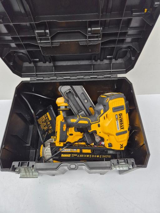 Buy & Sell Yew Tree Estate Sandwell - Photos for DeWalt 18V 2 x 5.0Ah Li-ion Twin Nail Guns