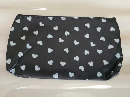 Buy & Sell Blackpool Town Centre Blackpool - Photos for Heart make up bag NEW