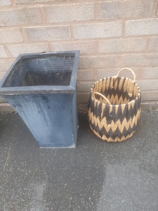 Buy & Sell Pensnett Dudley - Photos for 18 inch Metal Planter & Reed Basket, Good Con