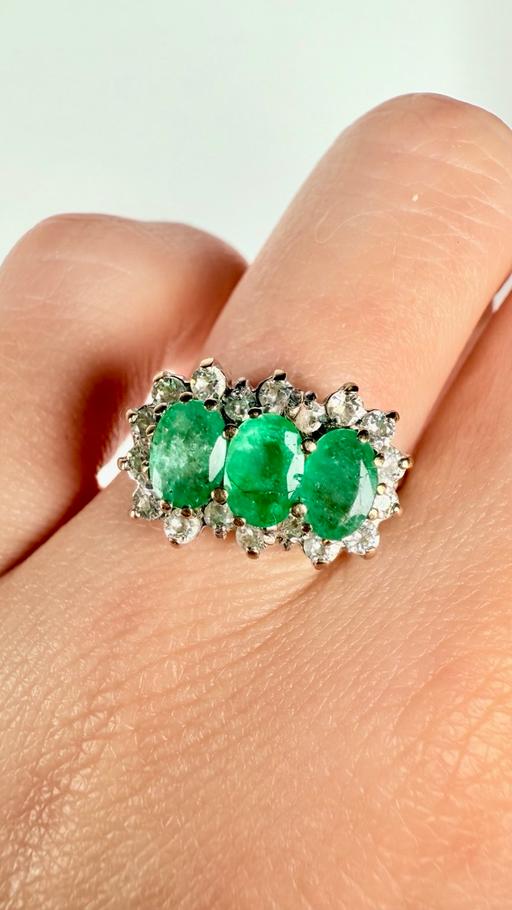 Buy & Sell Harrow on the Hill North West London - Photos for 9ct Gold Natural Emerald and Diamond Ring