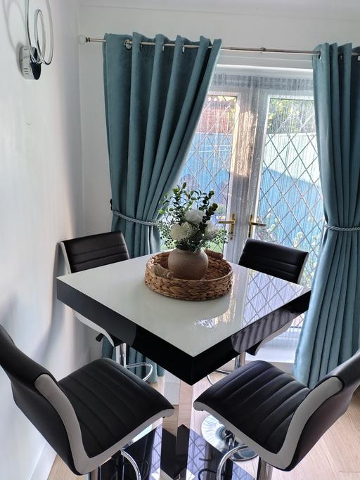 Buy & Sell Redcar Redcar and Cleveland - Photos for Caprice Bar table and 4 stools