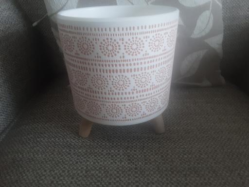 Buy & Sell Bolton-Upon-Dearne Barnsley - Photos for Plant pot on 3 small legs