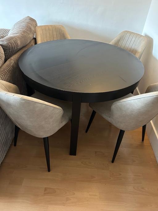 Buy & Sell Bethnal Green East London - Photos for Black extendable table x4 taupe leather chair