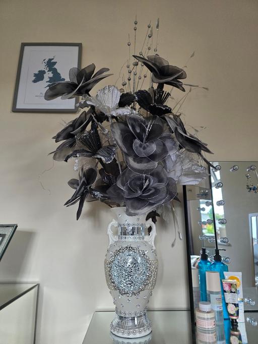 Buy & Sell Finstall Bromsgrove - Photos for Vase and flowers