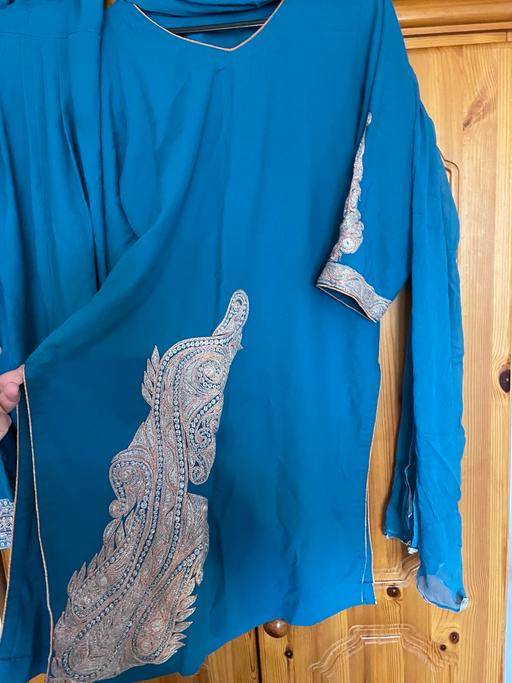 Buy & Sell Carlton Gedling - Photos for Farshi shalwar 3 piece dress -M/L