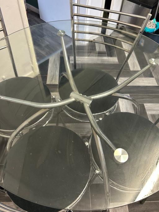 Buy & Sell Premier Business Park Walsall - Photos for Round glass table and chairs