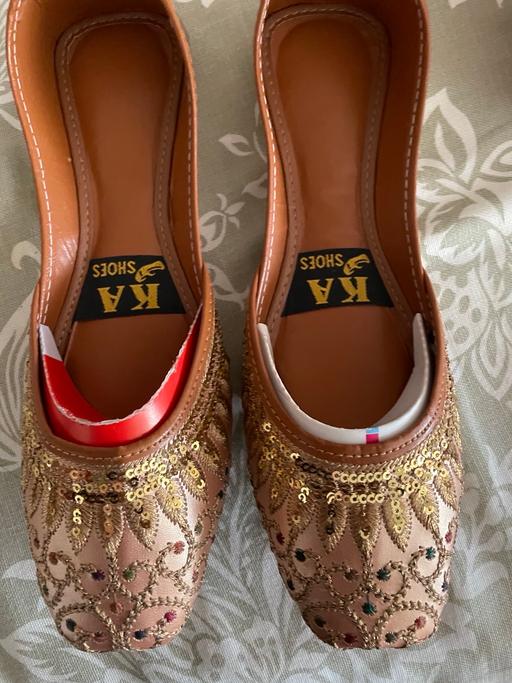 Buy & Sell Carlton Gedling - Photos for Size 5 uk golden khussa / punjabi juti