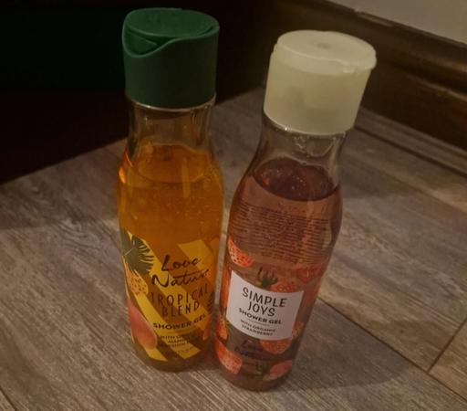 Buy & Sell Bardsley Oldham - Photos for 2x Shower Gels