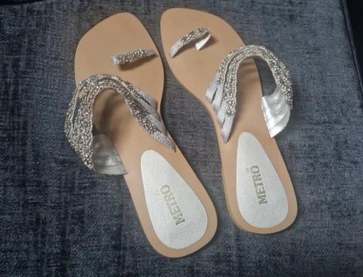 Buy & Sell Lees Oldham - Photos for Metro Silver Slippers