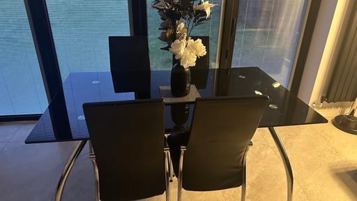 Buy & Sell Tingley Common Leeds - Photos for BLACK GLASS DINING TABLE & 4 CHAIRS