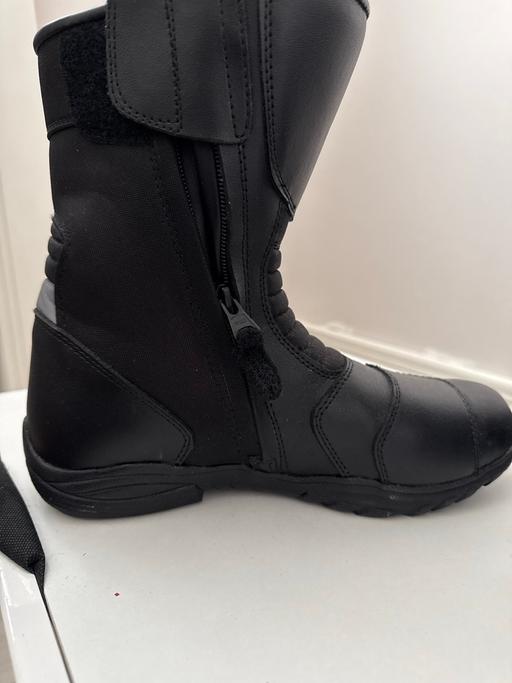 Buy & Sell Belgrave Walk Station Merton - Photos for J&S leather boots , size 8