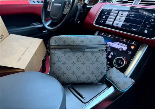 Buy & Sell Leatherhead Mole Valley - Photos for Grey and light blue Louis Vuitton pouch + box