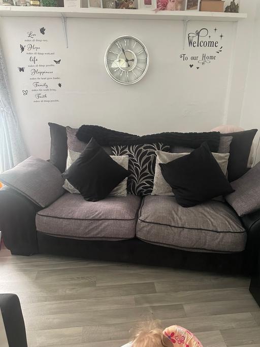 Buy & Sell Norbury South West London - Photos for 2 2 seater 1 1 seater sofa