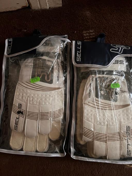 Buy & Sell Poplar East London - Photos for Sells goalkeeper gloves 2 pairs
