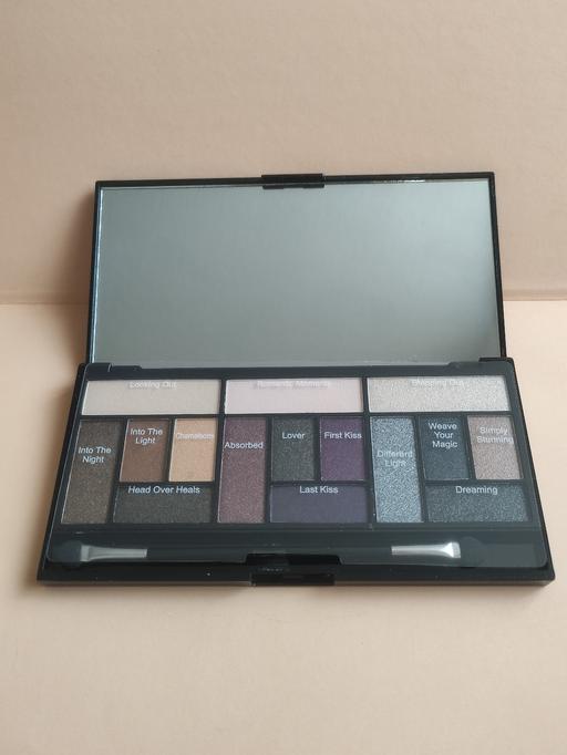 Buy & Sell Grafton Street Industrial Estate West Northamptonshire - Photos for Revolution professional eyeshadow