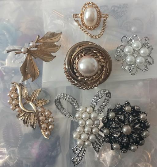 Buy & Sell Thatto Heath Saint Helens - Photos for 07 costume jewellery pearl brooches