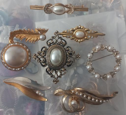 Buy & Sell Thatto Heath Saint Helens - Photos for 08 costume jewellery pearl brooches