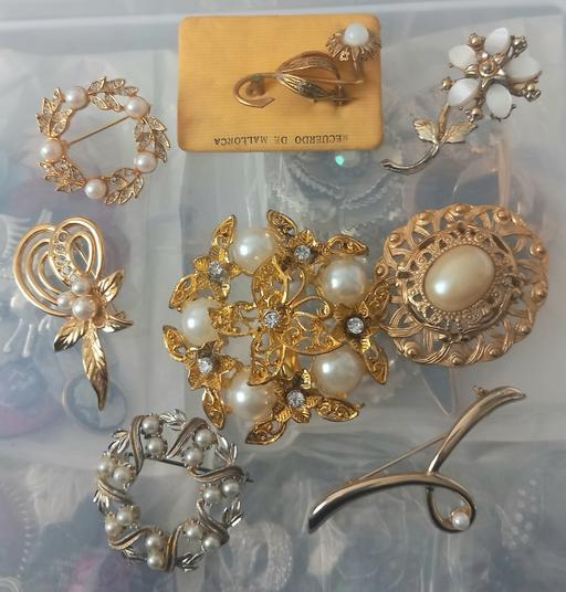 Buy & Sell Thatto Heath Saint Helens - Photos for 08 costume jewellery pearl brooches lot 2