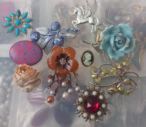 Buy & Sell Thatto Heath Saint Helens - Photos for 10 costume jewellery brooches