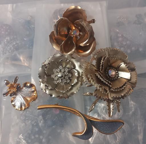 Buy & Sell Thatto Heath Saint Helens - Photos for Large costume jewellery brooches
