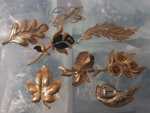 Buy & Sell Thatto Heath Saint Helens - Photos for Heavy gold plated costume jewellery brooches