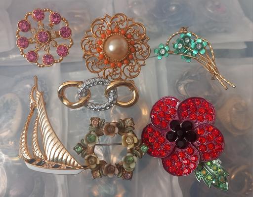 Buy & Sell Thatto Heath Saint Helens - Photos for Collection of 07 gemstone brooches