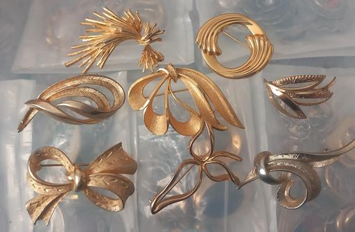 Buy & Sell Thatto Heath Saint Helens - Photos for Collection of 08 gold plated brooches
