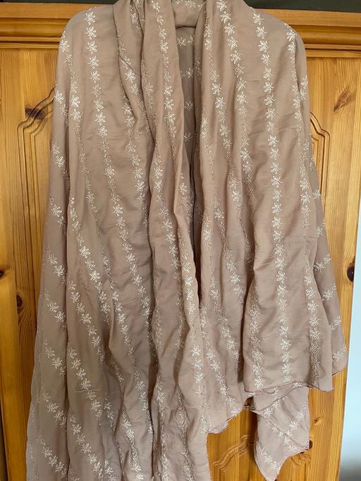 Buy & Sell Carlton Gedling - Photos for Large embroidered scarf / chadar